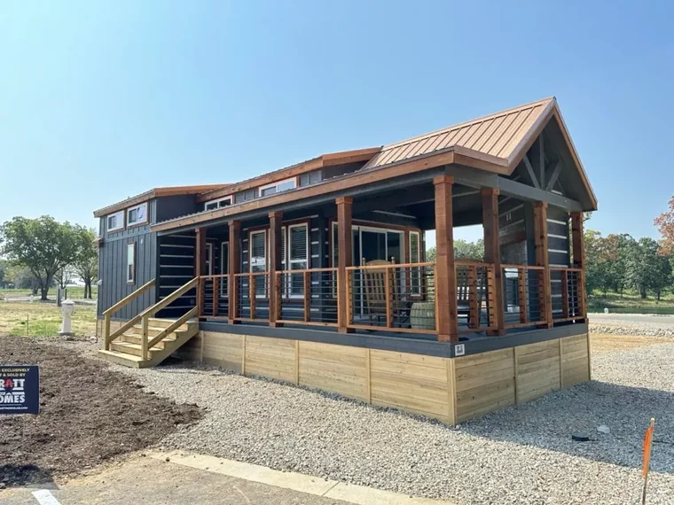 Mavi gökyüzü altında prefabrik ev mimarisi
